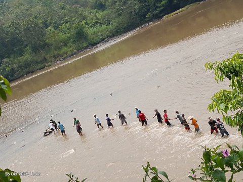Masyarakat membentuk barisan panjang untuk meminda